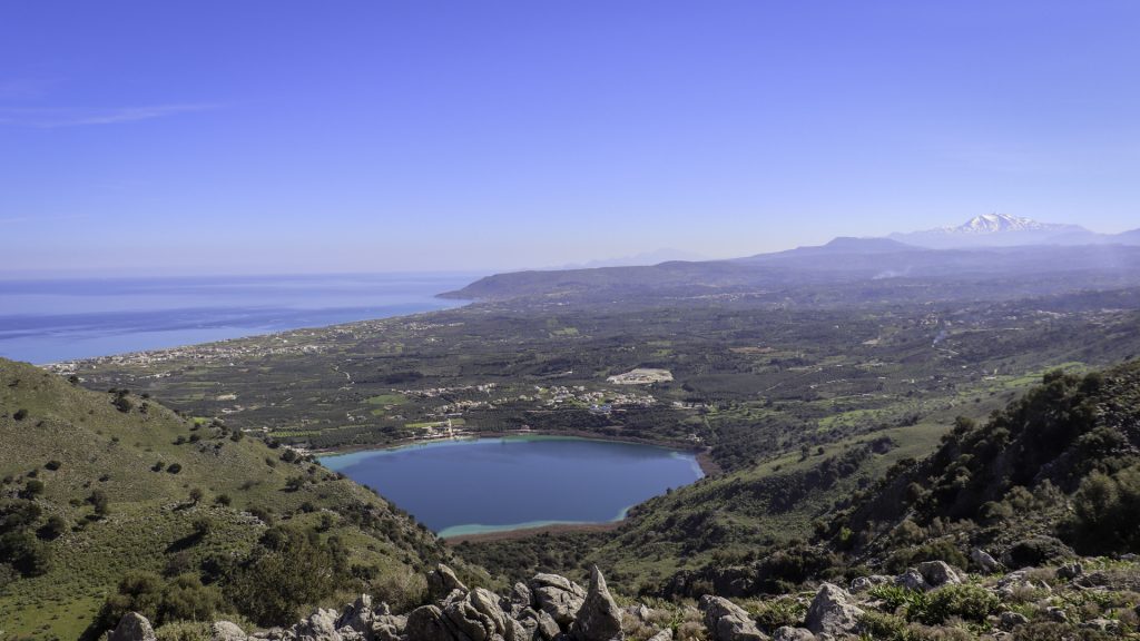 Σχεδιάστε την τέλεια ημερήσια εκδρομή από τα Χανιά στη Λίμνη Κουρνά. Δείτε τον οδηγό μας για δρομολόγια, ταξιδιωτικές συμβουλές και τοπικά αξιοθέατα.