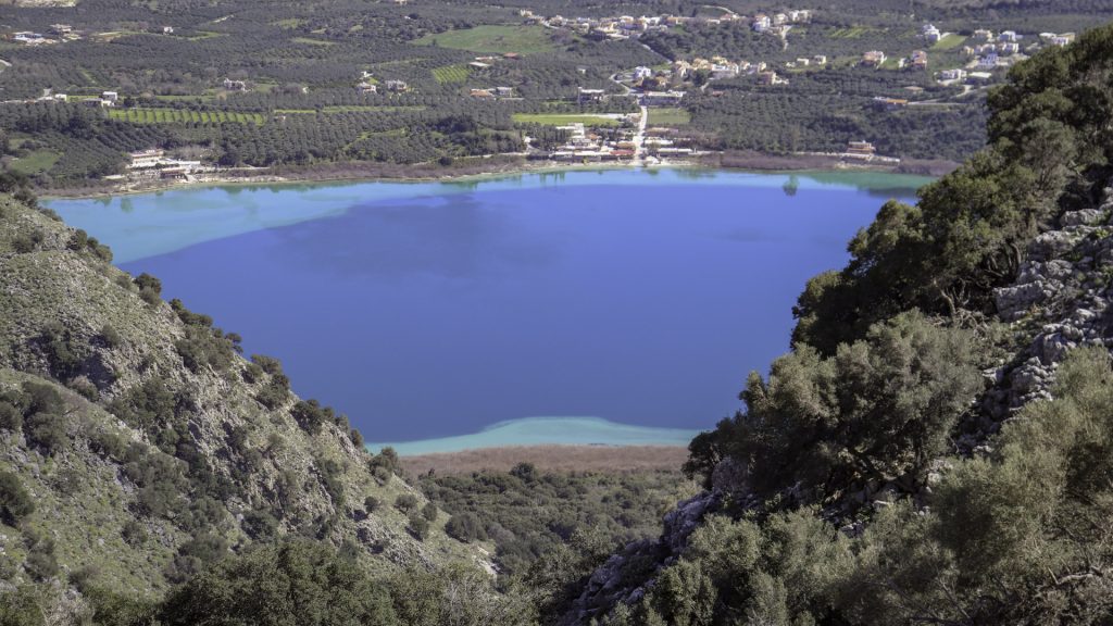 Εκπληκτική θέα στο τοπίο της λίμνης Κουρνά κοντά στα Χανιά της Κρήτης με βουνά.